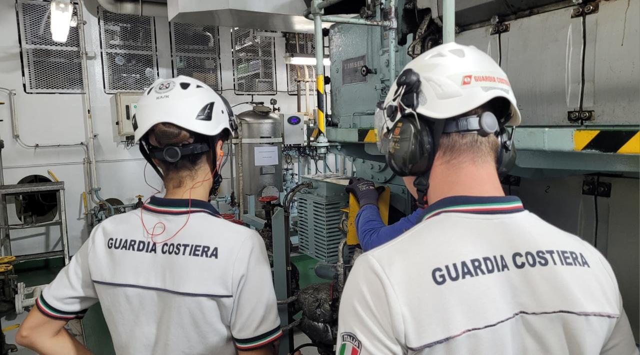 Fermata una portacontainer, gravi irregolarità e carenza di viveri a bordo