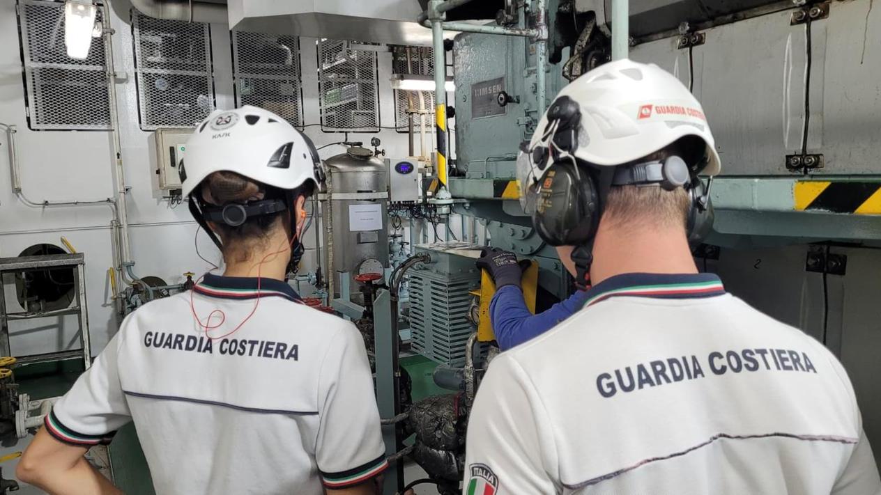 Fermata una portacontainer, gravi irregolarità e carenza di viveri a bordo