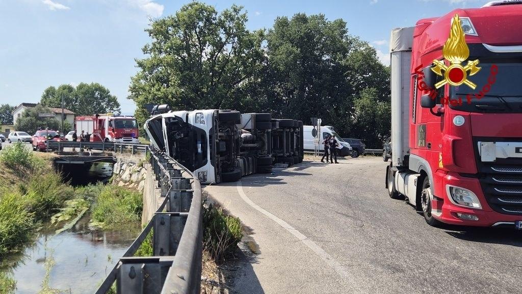 Capannori, camion si ribalta alla rotatoria