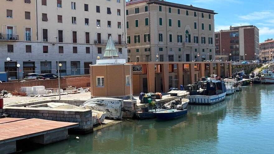In alto i lavori in Darsena Vecchia (fotoservizio Stick)