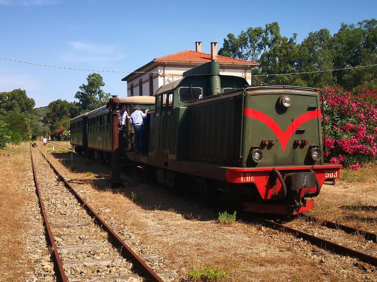 Lavori nel capolinea del trenino verde, i marciapiedi demoliti non erano un bene storico-artistico: imputati assolti