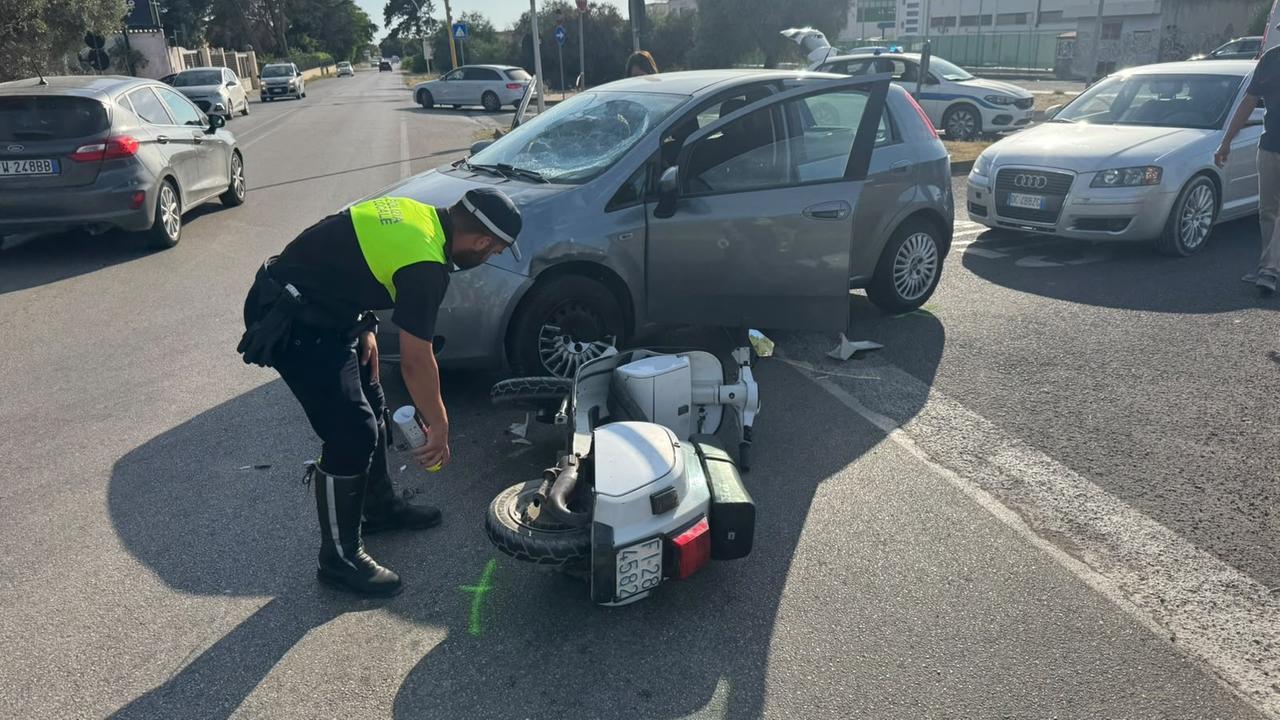 Attimi di paura ad Alghero, non rispetta lo stop e travolge con l’auto un giovane in moto: ferito un 18enne