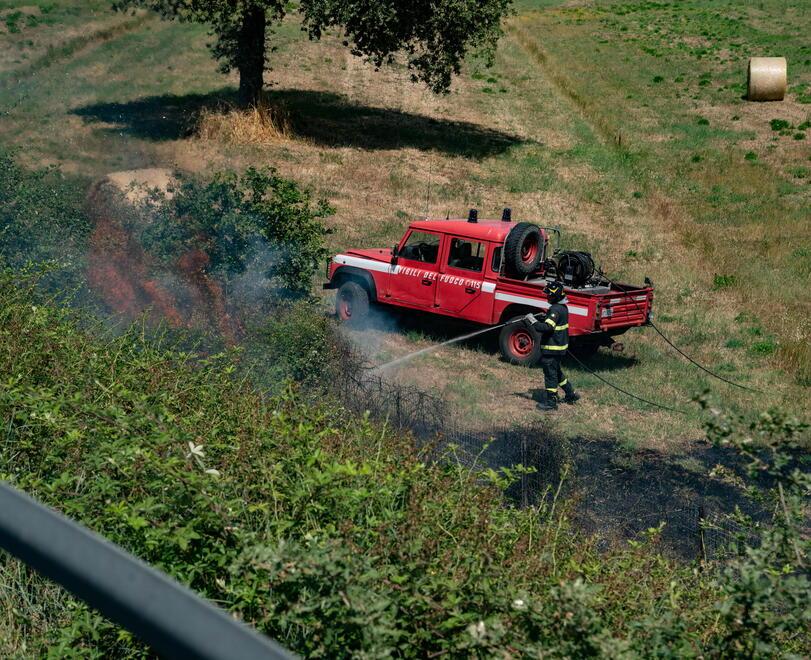 
	Vigili del fuoco in azione a Montorsaio (foto Agenzia Bf)

