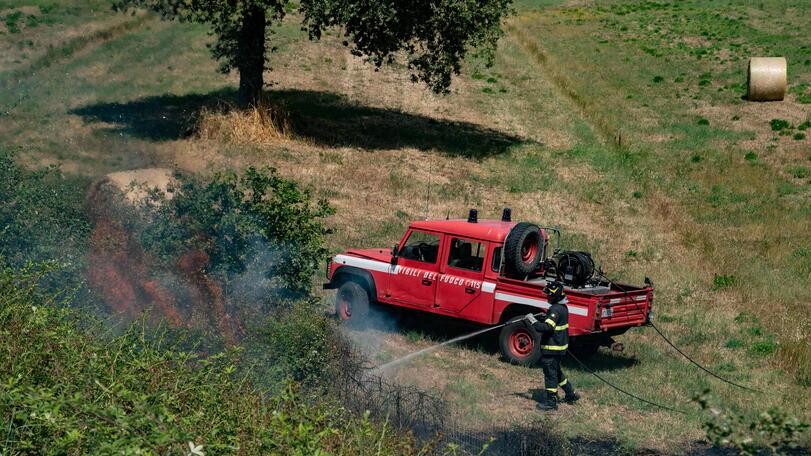 Vigili del fuoco in azione a Montorsaio (foto Agenzia Bf)