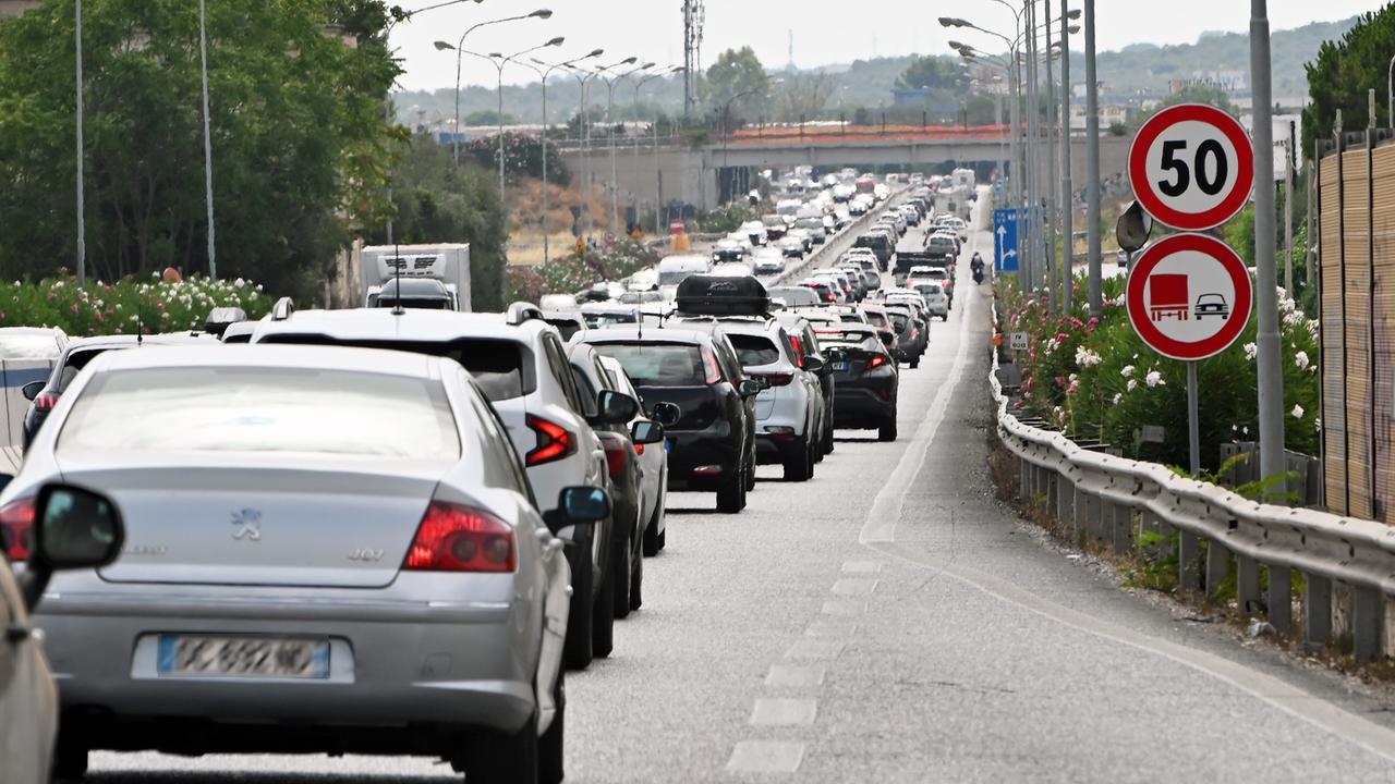 Carburante, parcheggi e gomme: per recarsi a lavoro se ne va uno stipendio all’anno – Il report