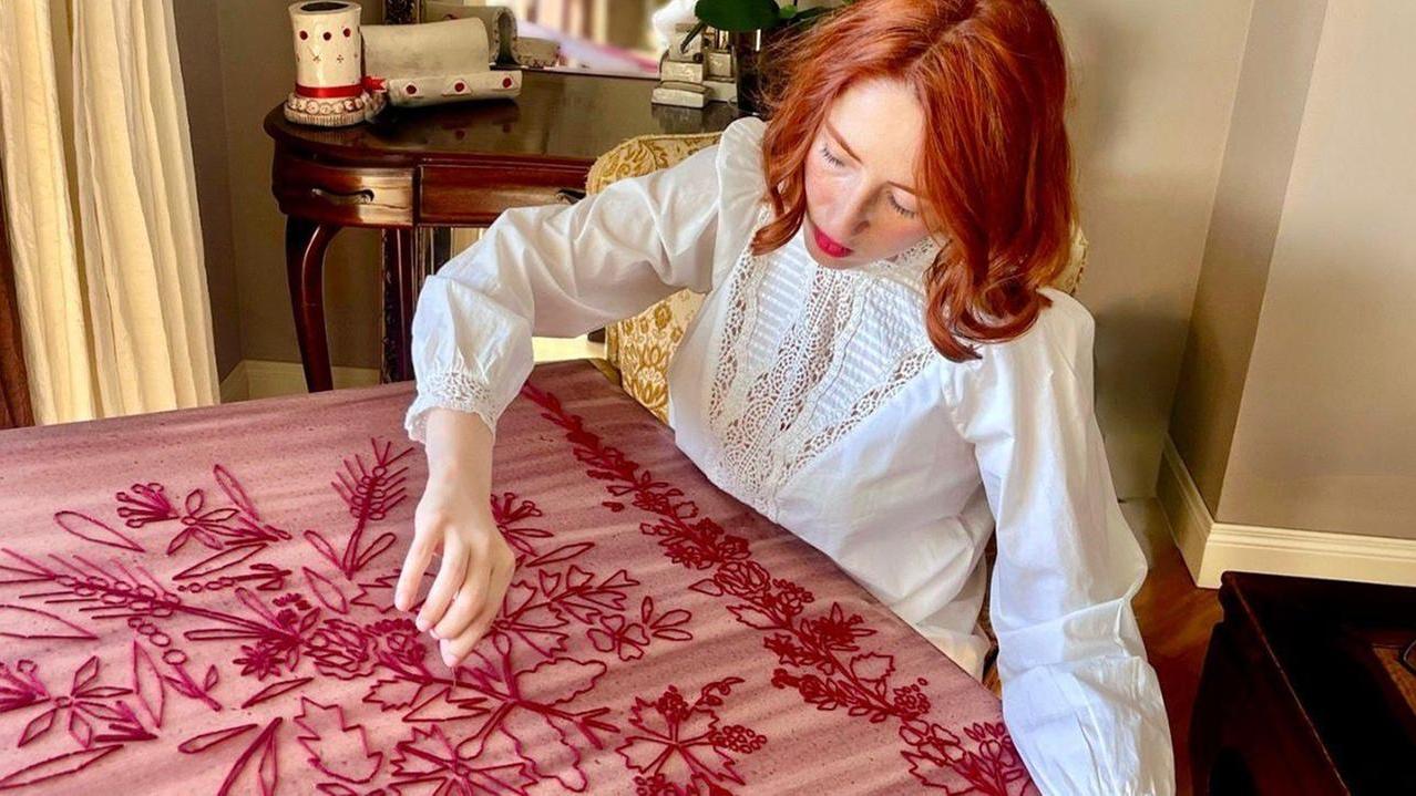 Ago, lana, vino e memoria su tela: la Sardegna di Federica Arrais