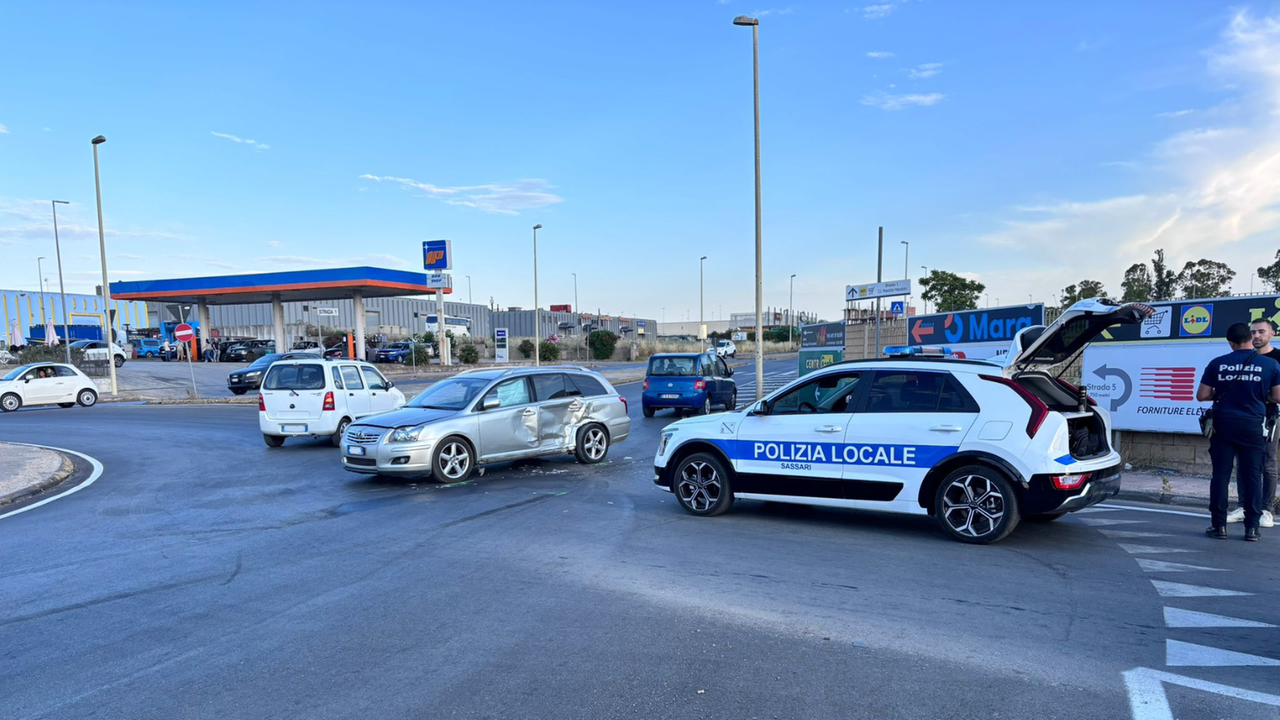 Sassari, violento schianto tra due auto a Predda Niedda: un ferito