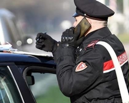 Livorno, si scaglia in piazza contro la moglie perché lei sta indossando la gonna<br>

