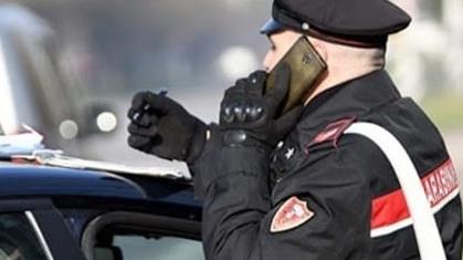 Livorno, si scaglia in piazza contro la moglie perché lei sta indossando la gonna<br>