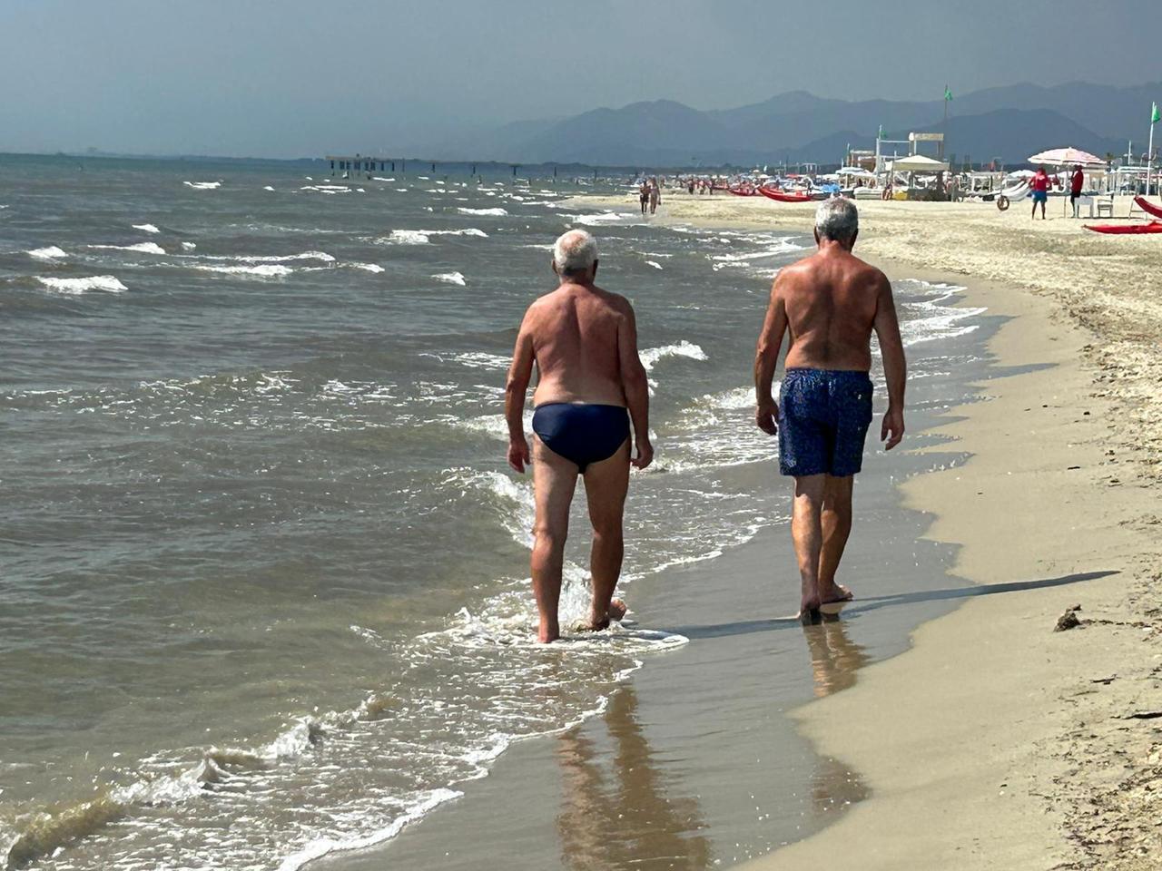 Marina di Pietrasanta, tolto tutto il lavarone: spiaggia pulita