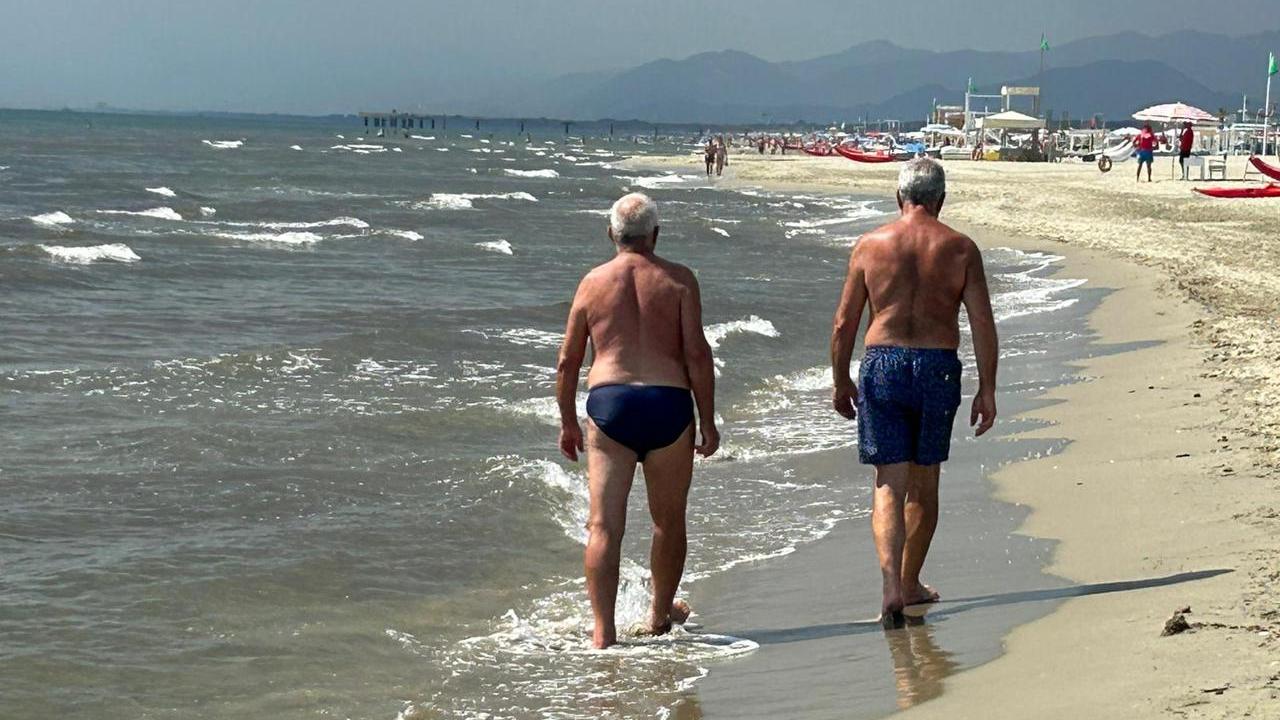 Marina di Pietrasanta, tolto tutto il lavarone: spiaggia pulita