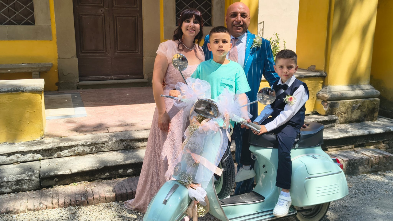 Consuelo e Carmine, il loro “sì” rende omaggio alla Vespa 80enne