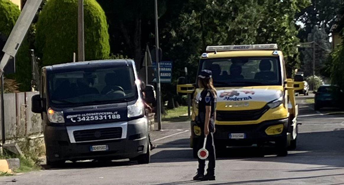 Argenta, finisce contro la sbarra del passaggio a livello: disagi e ritardi
