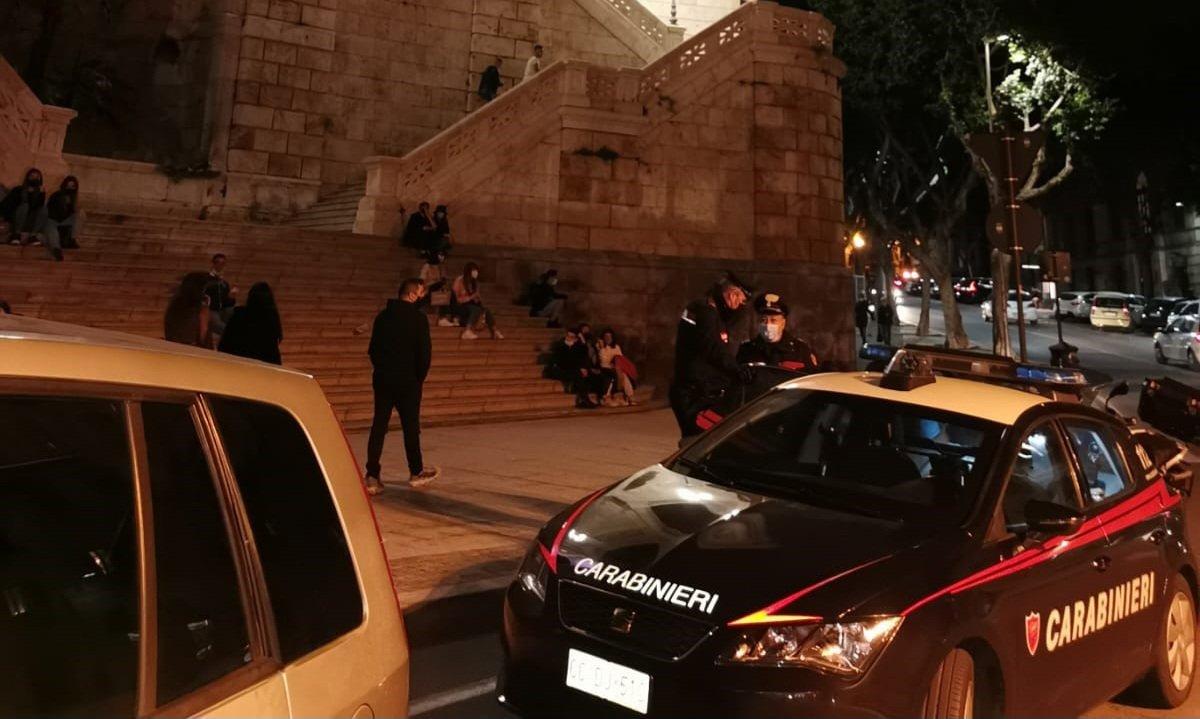 Follia nella notte: scoperto a rubare dentro un’auto, aggredisce il proprietario con una sega circolare