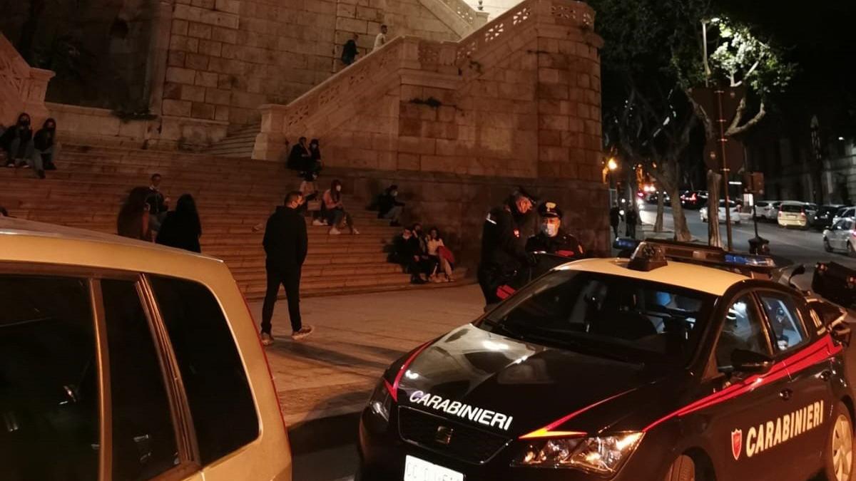 Follia nella notte: scoperto a rubare dentro un’auto, aggredisce il proprietario con una sega circolare