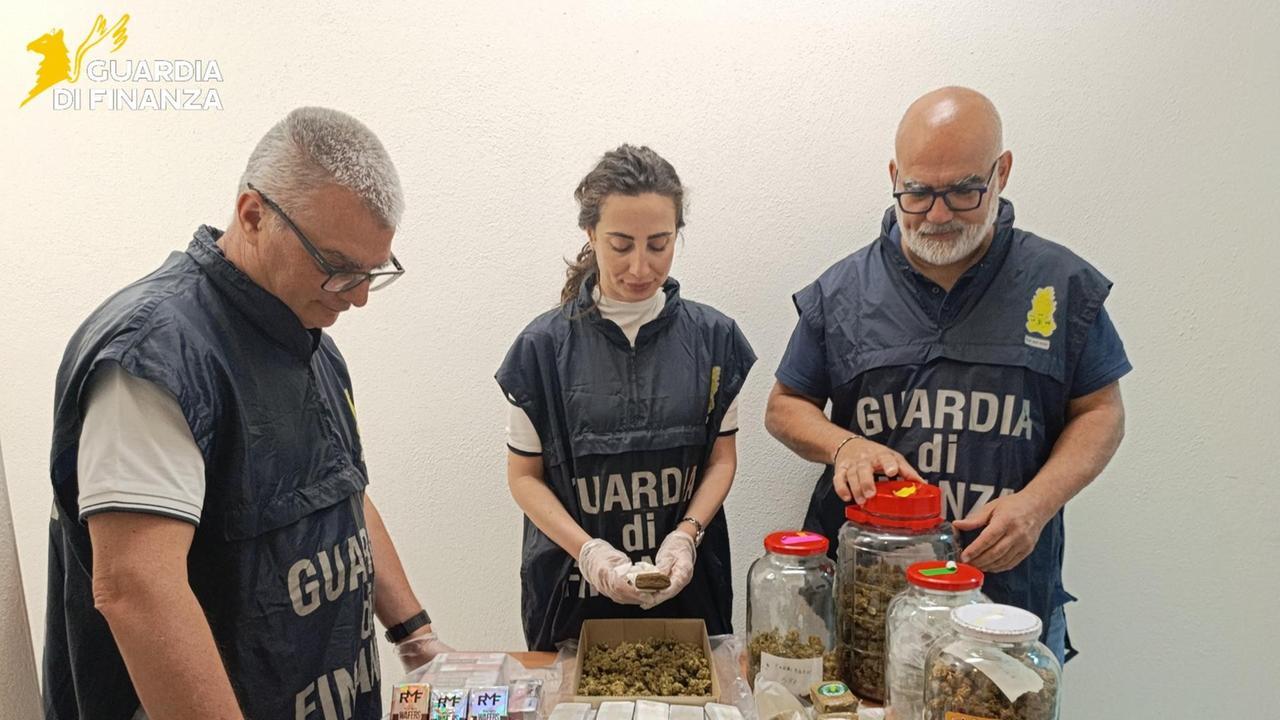 Fermato a un posto blocco, in casa nascondeva 13 chili di droga: arrestato