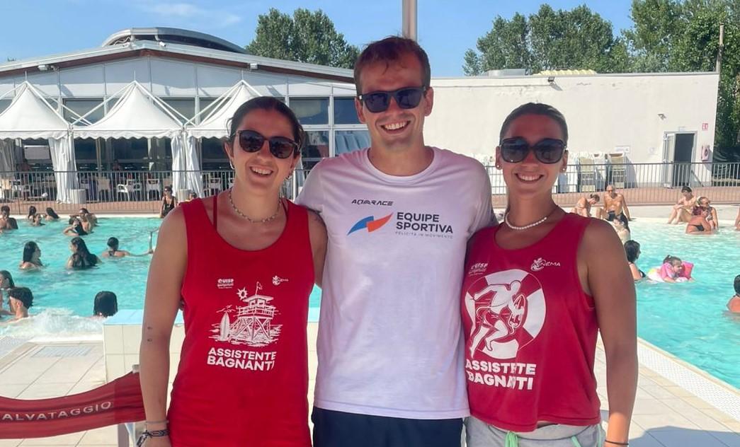 
	Il bagnino Fabio, qui con due colleghe, ha salvato una dodicenne

