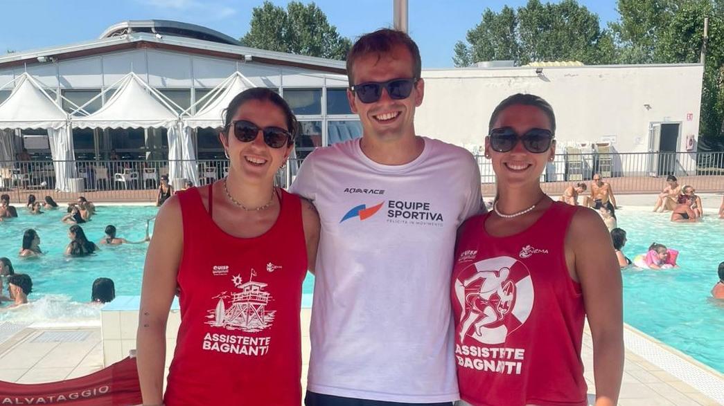 Il bagnino Fabio, qui con due colleghe, ha salvato una dodicenne