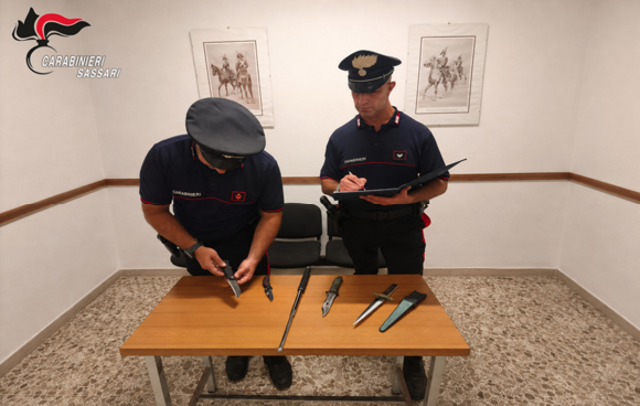 Tenta di imbarcarsi con armi bianche nascoste nell’auto, uomo denunciato a Porto Torres