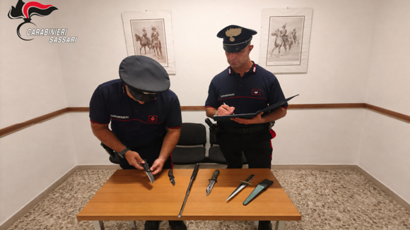 Porto Torres, tenta di imbarcarsi con coltelli, pugnali e sfollagente: un uomo nei guai