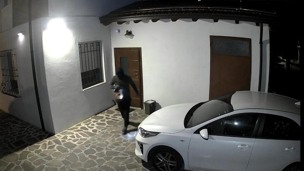 Il ladro immortalato dalle telecamere