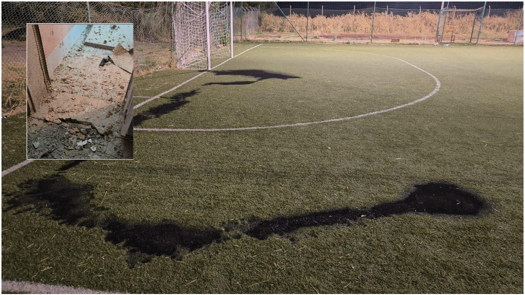 Esplosione negli spogliatoi del campo sportivo, distrutto il bagno e finestre in frantumi: cosa sappiamo