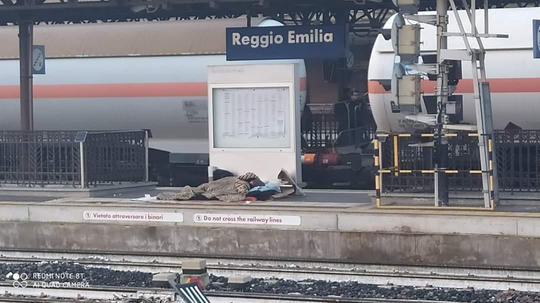 Reggio Emilia cerca una soluzione per i senzatetto: che cos’è l’albergo sociale diffuso e come funziona