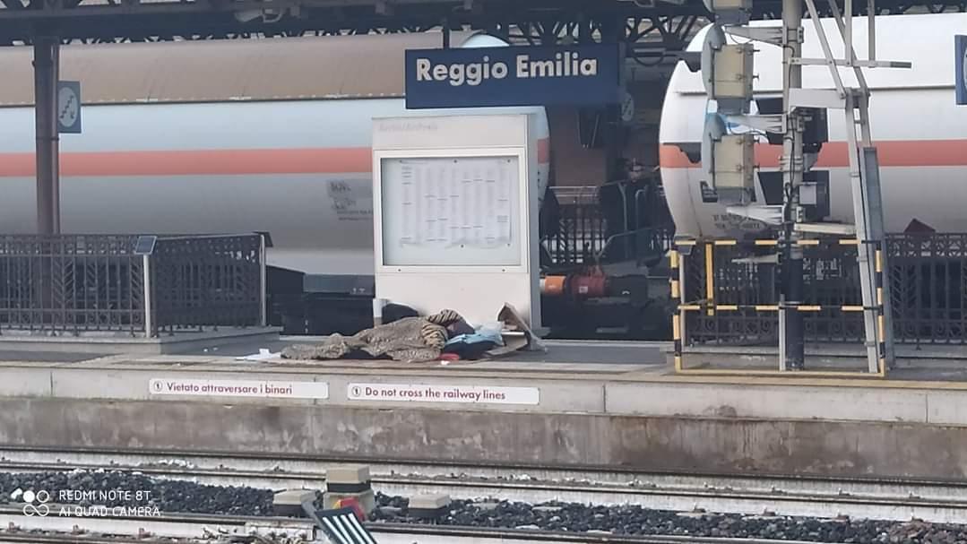 Reggio Emilia cerca una soluzione per i senzatetto: che cos’è l’albergo sociale diffuso e come funziona