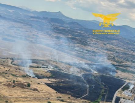 Emergenza incendi in Sardegna, due elicotteri al lavoro per domare le fiamme che stanno divorando le campagne