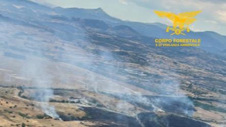 Emergenza incendi in Sardegna, due elicotteri al lavoro per domare le fiamme che stanno divorando le campagne
