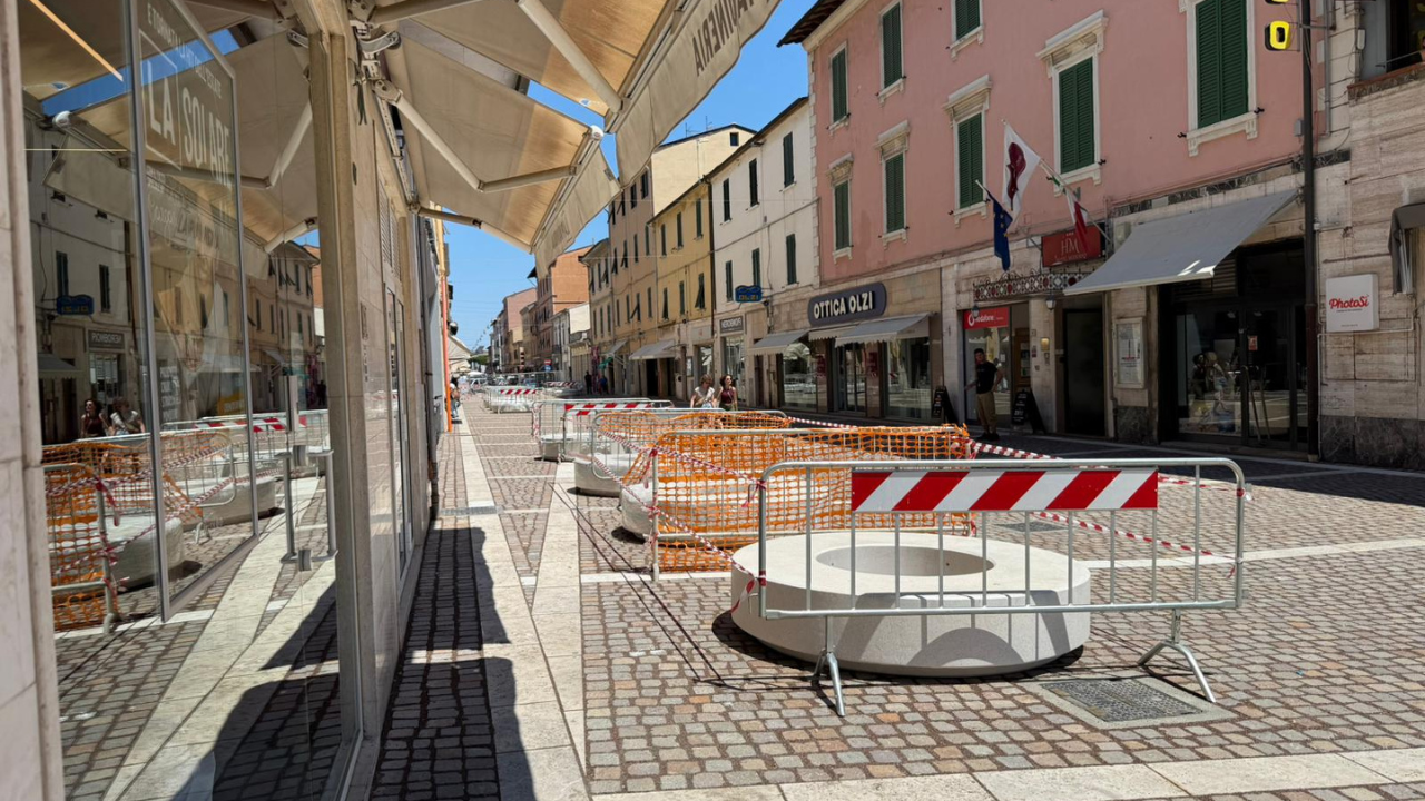 Piombino, tutti i problemi di corso Italia: luci, cestini e fioriere – «Coprono le vetrine, vanno spostate»