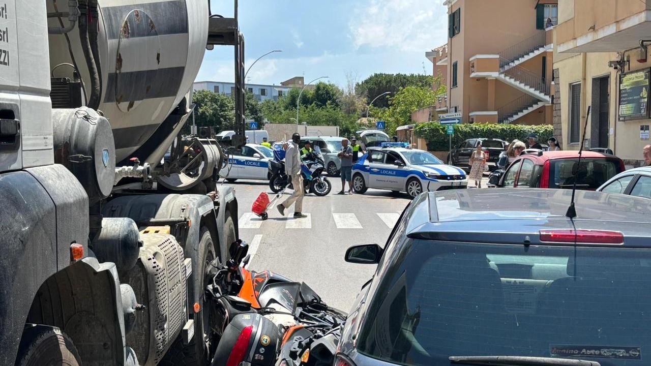 Alghero, motociclista tamponato da un’auto e sbalzato contro una betoniera: in ospedale