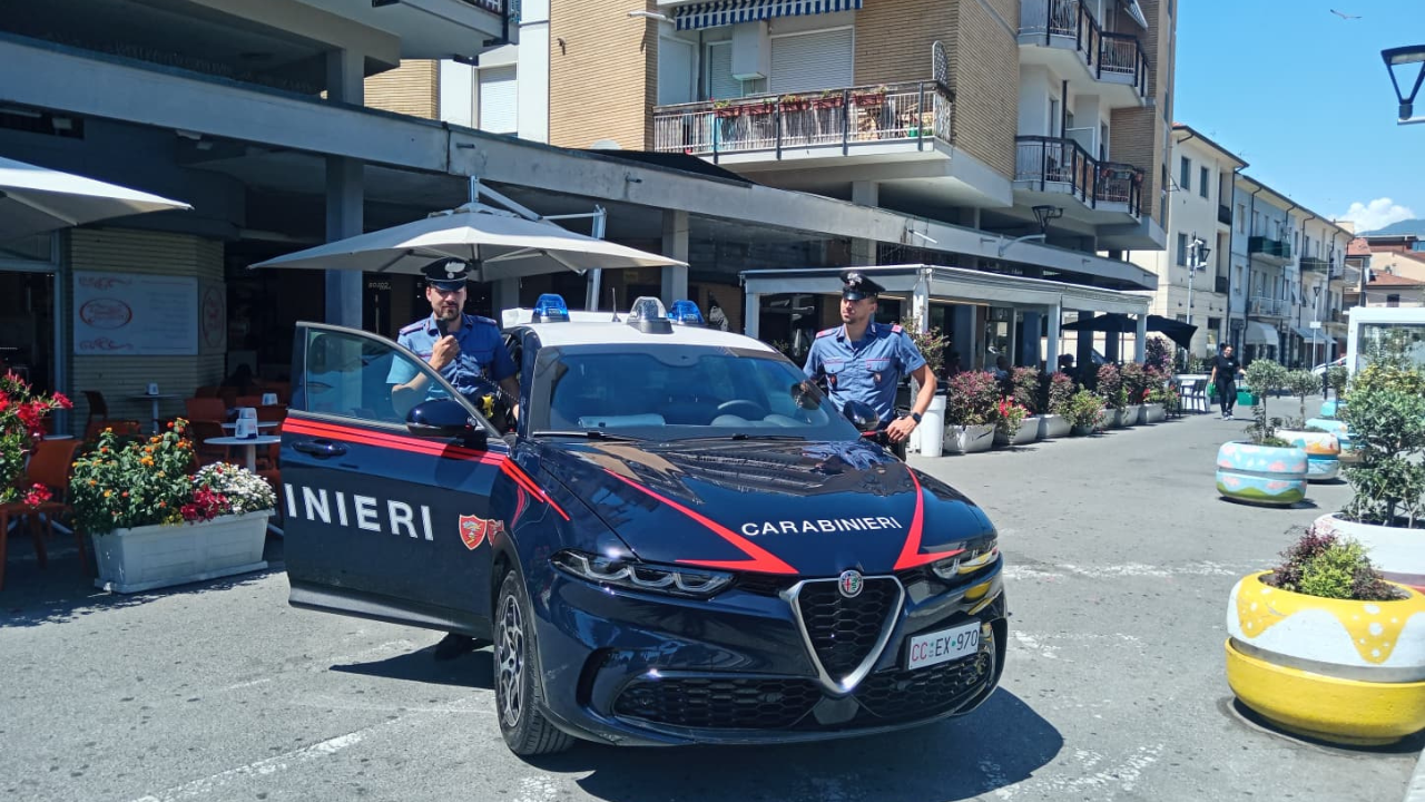 Un controllo dei carabinieri in via Rinchiosa a Marina di Carrara 