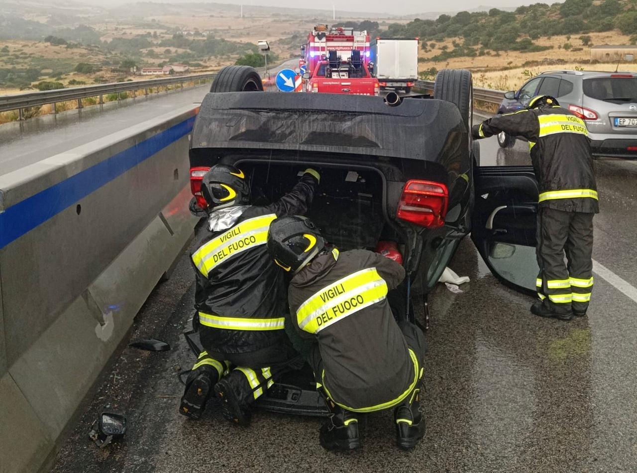 Auto si ribalta sulla 131: due persone in ospedale