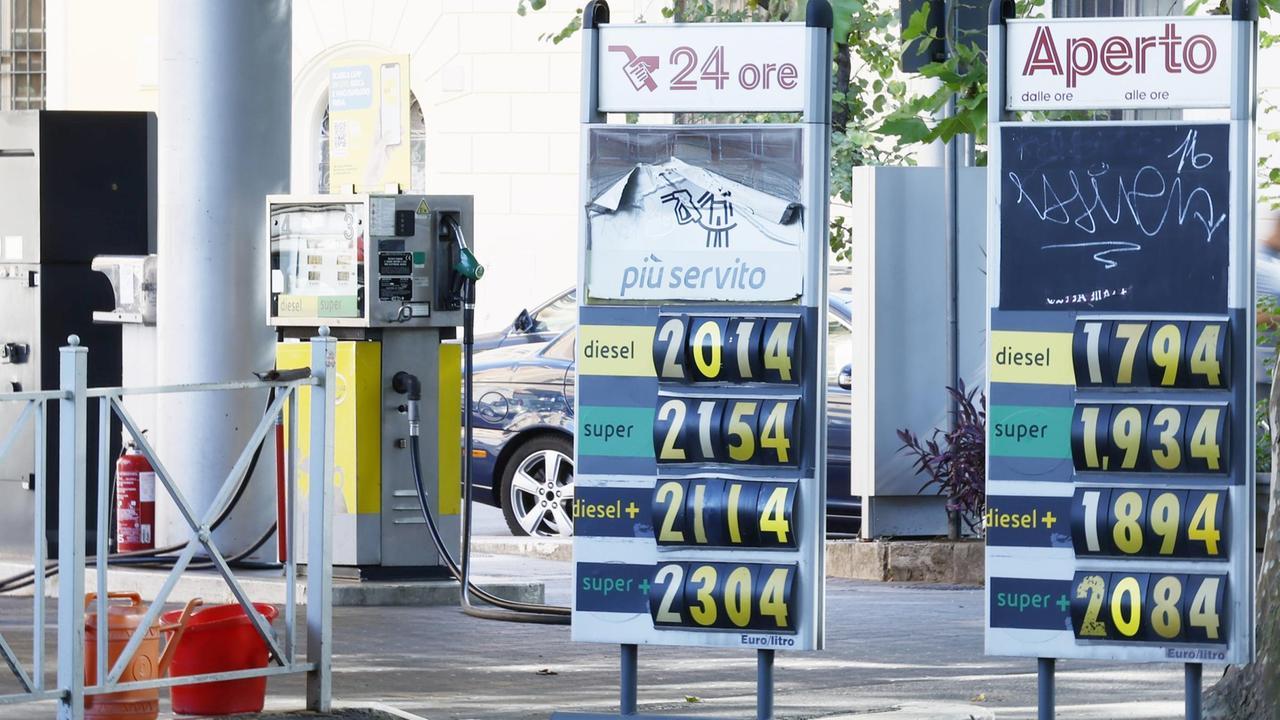 Crollano i prezzi di diesel e benzina: ecco dove rifornirsi costa meno – Le tariffe