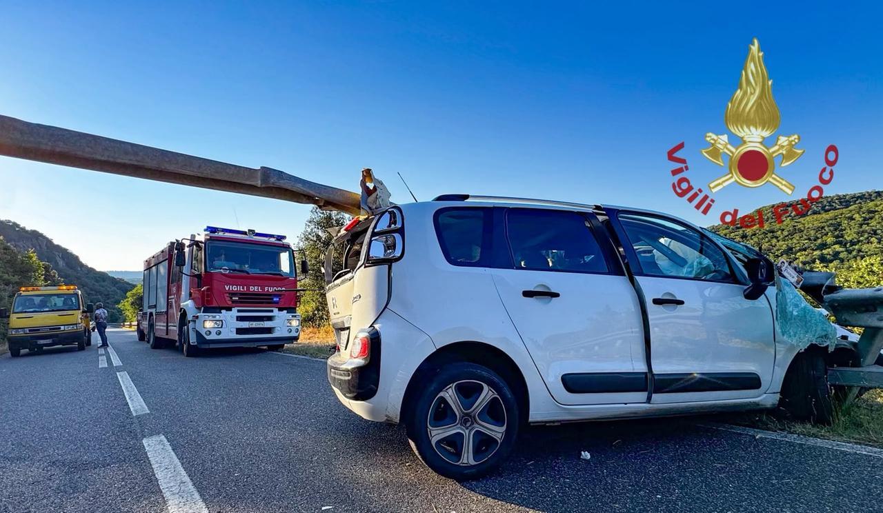 Perde il controllo dell’auto e si incastra nel guardrail: ferita una donna