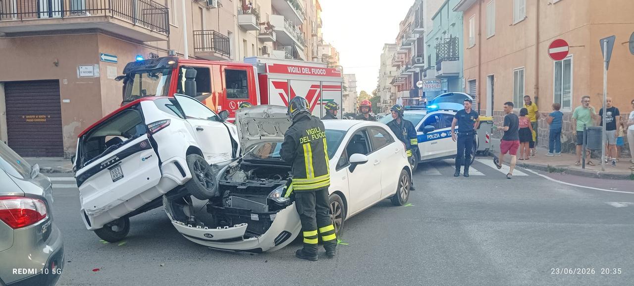 Sassari, schianto all’incrocio: la mini car “decolla” su un’altra auto