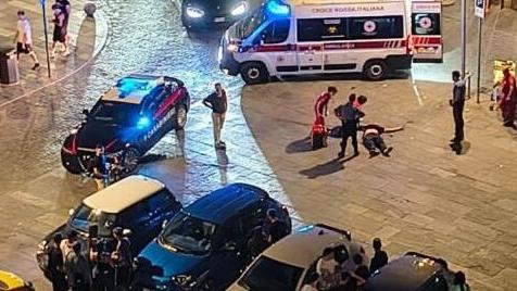 Scoppia rissa in piazza Martiri Lite degenera, un ferito a terra