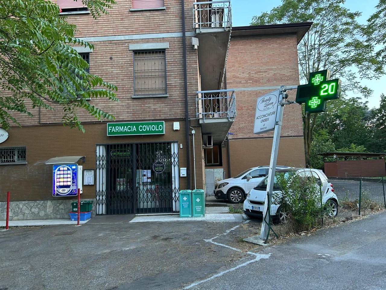 Farmacista minacciata con pistola e coltello e rapinata: i banditi erano in quattro