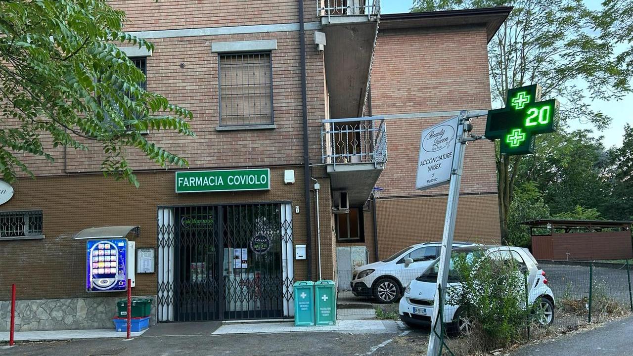 Farmacista minacciata con pistola e coltello e rapinata: i banditi erano in quattro