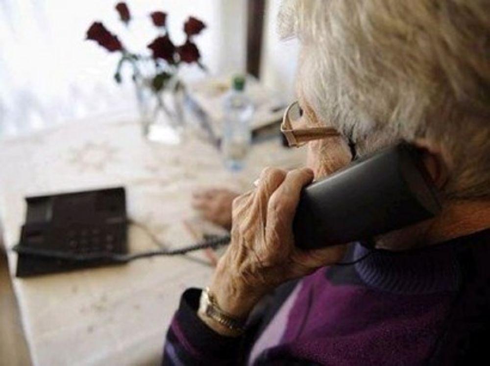 Rubano la borsa a due anziani. «Costretti a contrattare coi ladri un’ora al telefono per riaverla»