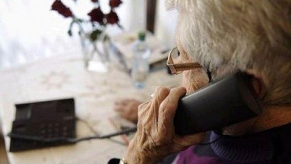 Rubano la borsa a due anziani. «Costretti a contrattare coi ladri un’ora al telefono per riaverla»