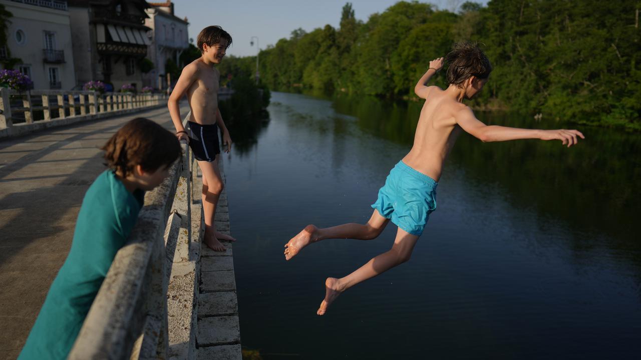 Caldo estremo, 40 morti annegati in Francia: Italia in allerta con temperature altissime. Le previsioni in Sardegna