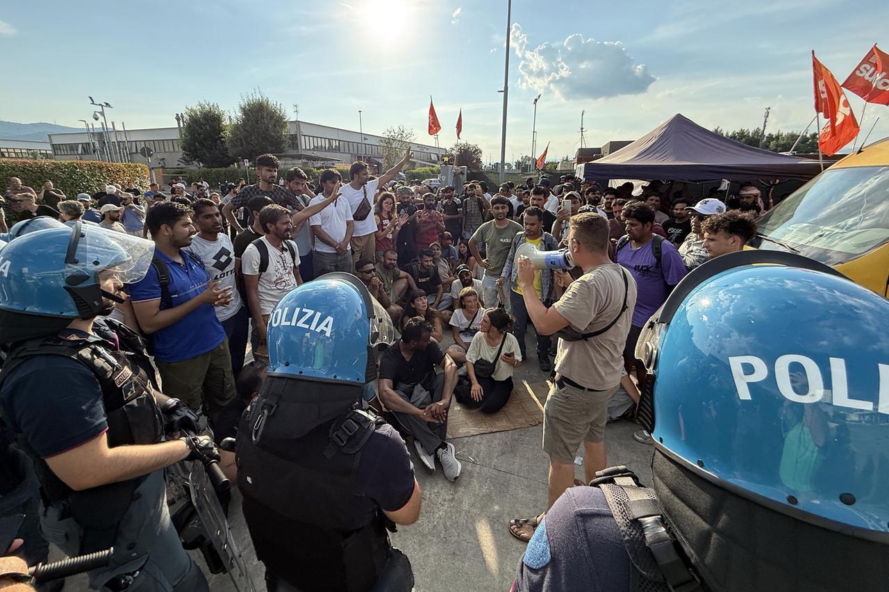 
	Il presidio sindacale davanti alla Acca di Seano (foto Nucci)

