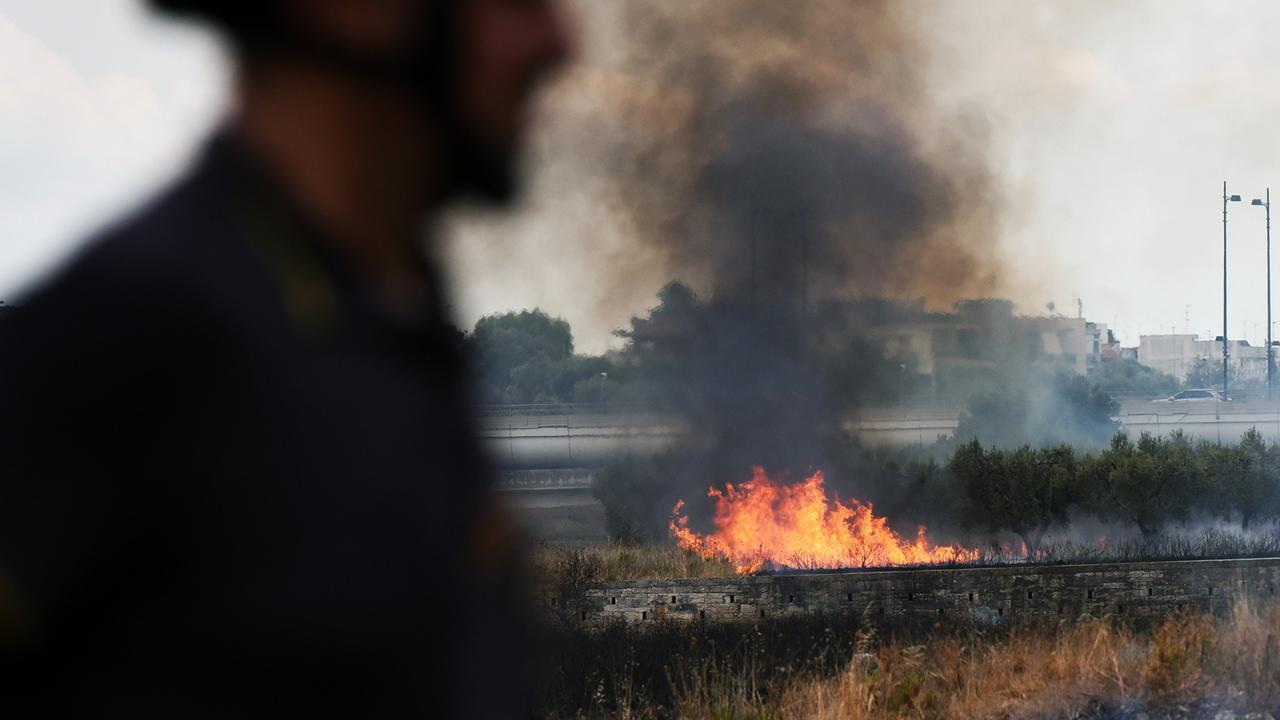 È divampato un altro incendio, brucia un agro: sul posto c’è l’elicottero
