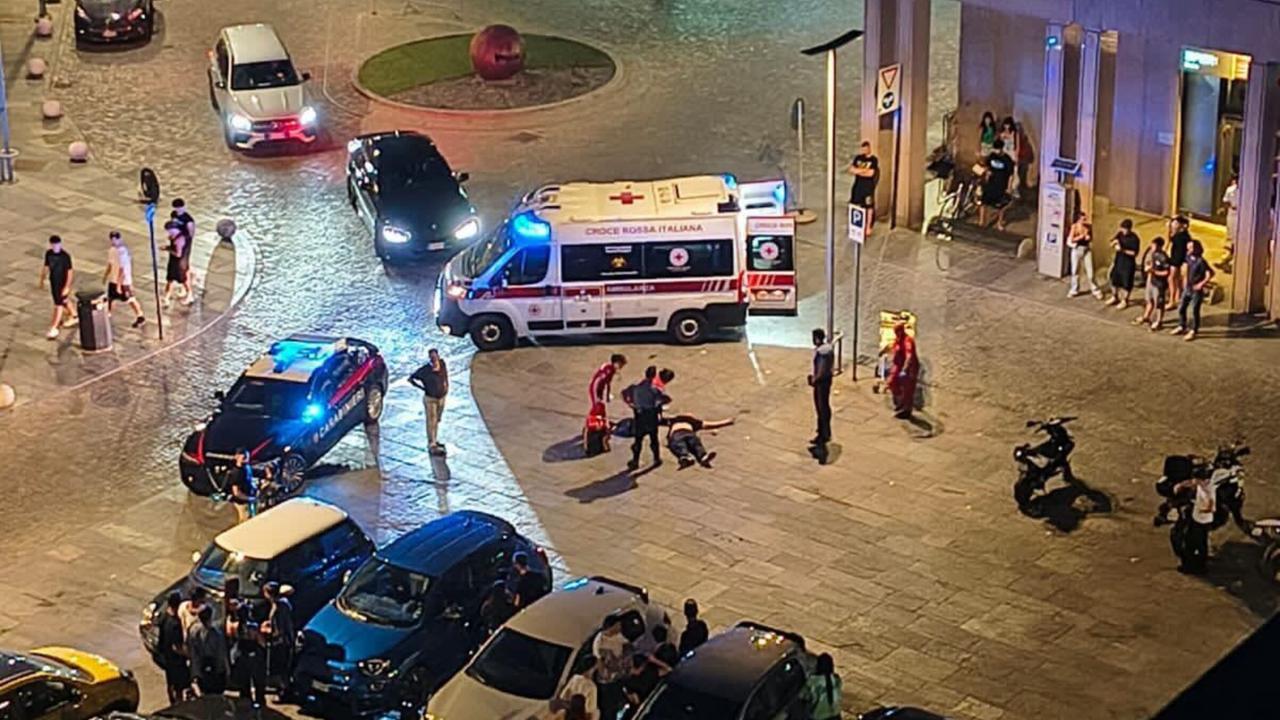 L'uomo a terra in piazza Martiri Partigiani