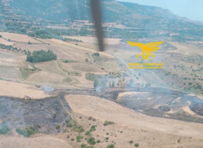 Emergenza incendi, roghi nelle campagne di Sassari e nell’Oristanese: elicotteri in volo
