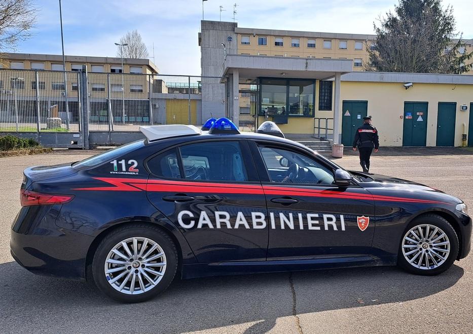 È ai domiciliari e minaccia i familiari col coltello: arrestato