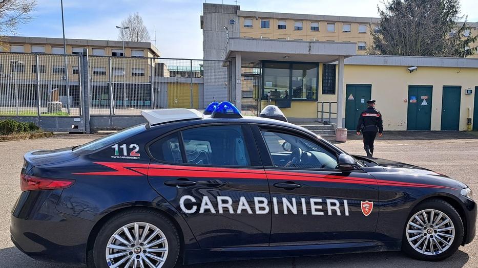 Aveva l'affidamento in prova, perso per un furto. Ma dai domiciliari minaccia i familiari col coltello: arrestato