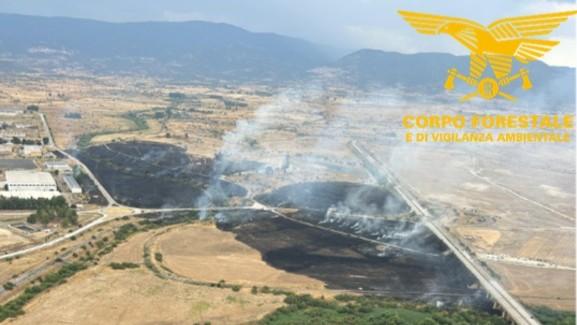 Ettari di terre in fumo, l’incendio è stato provocato dai fulmini. L’invito del Corpo Forestale: «Segnalate al 1515»